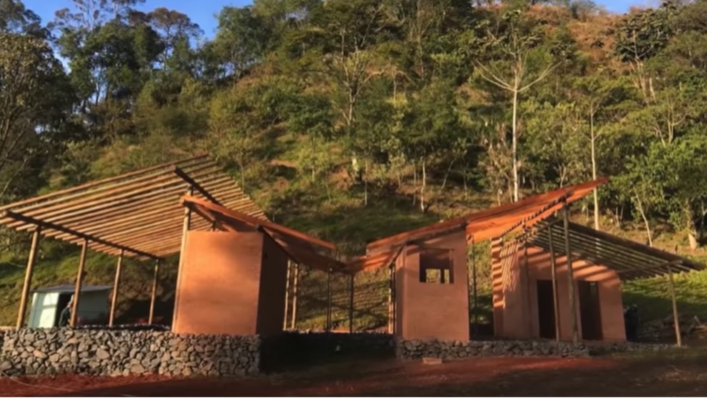 Casa Montemor, Taipal & Brasil Arquitetura • TAIPAL Construções em Terra, Parede de Taipa, Paredes de Terra, Casas de Taipa Modernas, Casa de  Terra